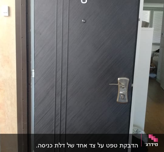 דלת כהה עם ידית מתכת ומספר 8